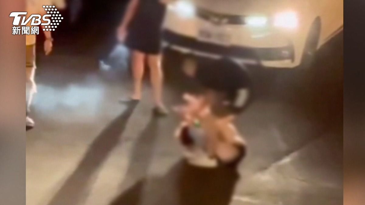 鍾姓男子先是抓住張姓女子的雙手將她壓制在地面上。(圖／社會事新聞影音)