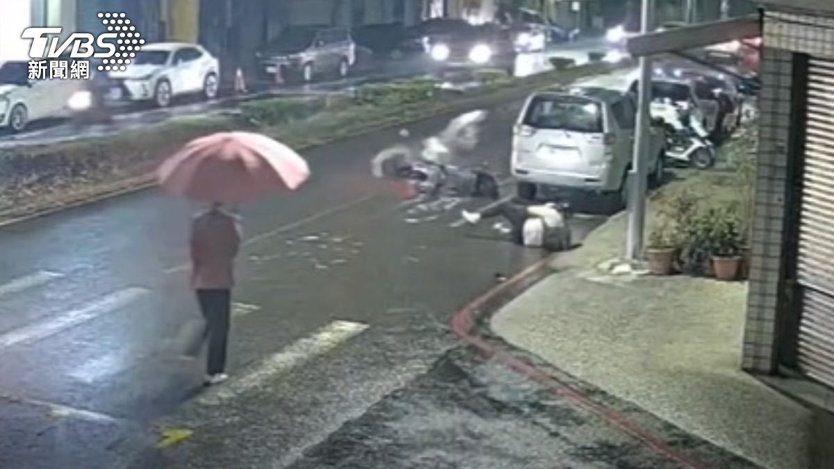 1日晚間曾有行人過馬路時遭機車撞飛。（圖／TVBS）