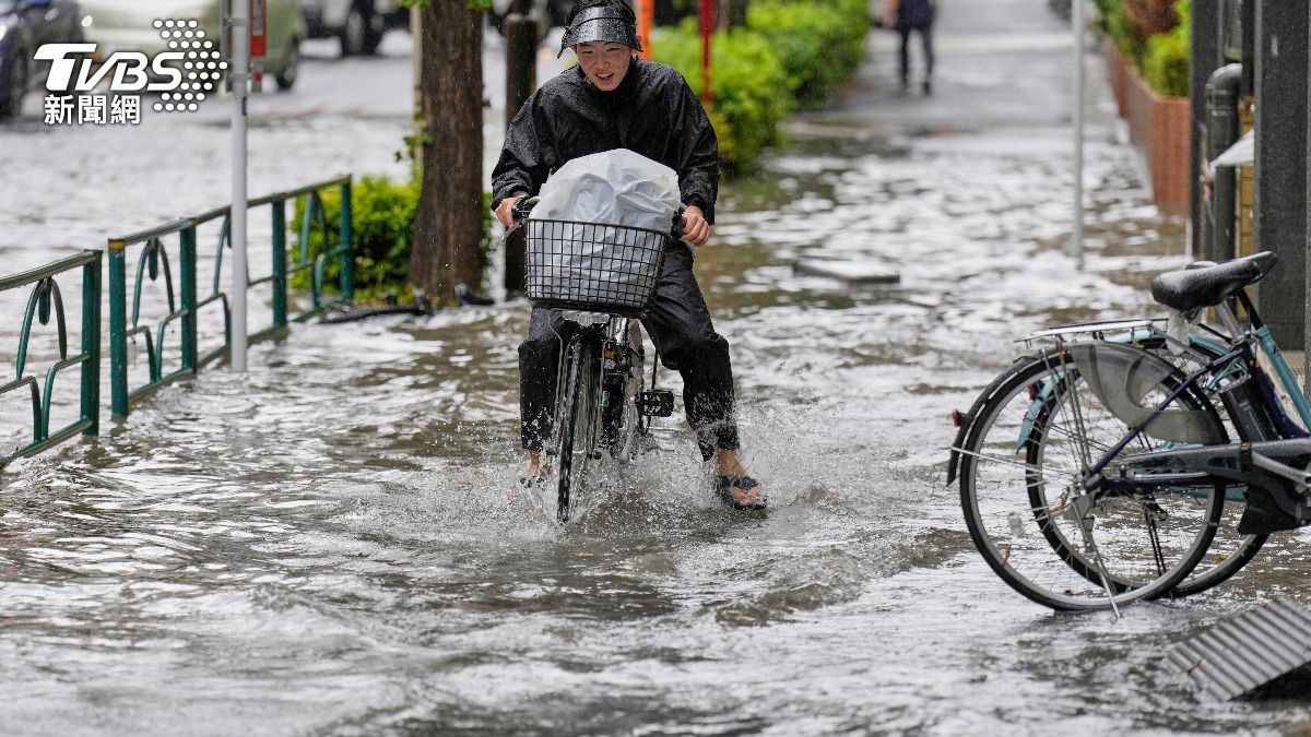 秋雨鋒面滯留日本，東京等多處地區暴雨成災，河水沖上道路。（圖／達志影像美聯社）