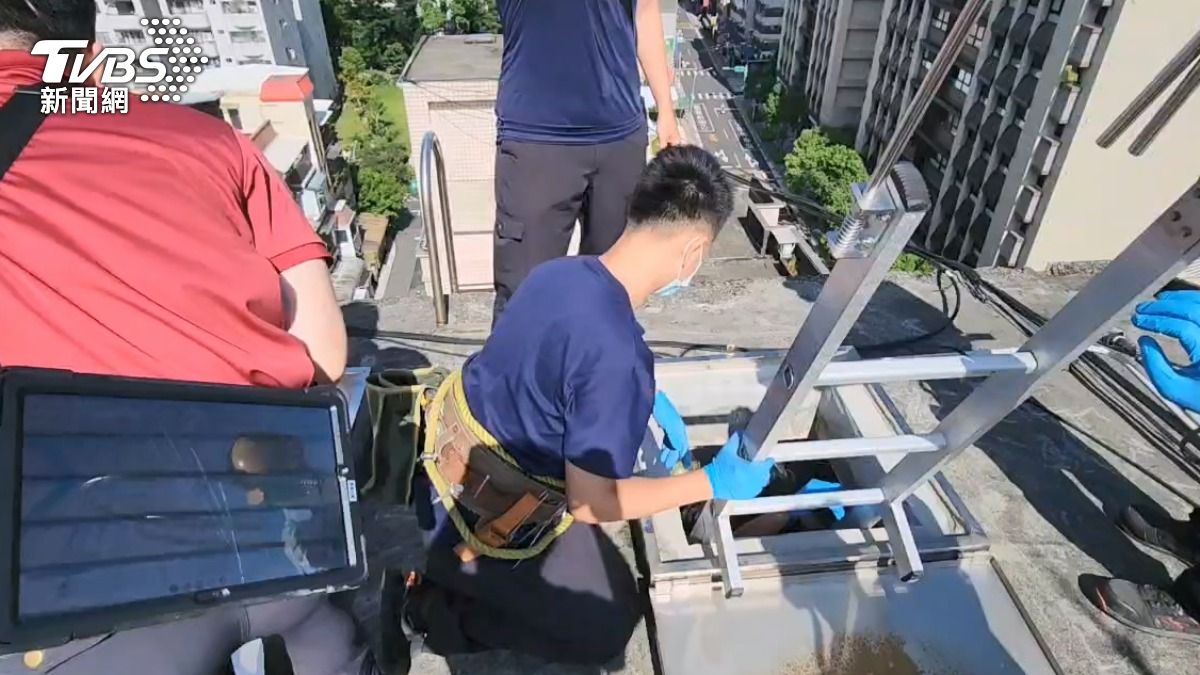 華廈居民發現水質有異,工人放水檢查、驚見男屍。 (圖/TVBS)