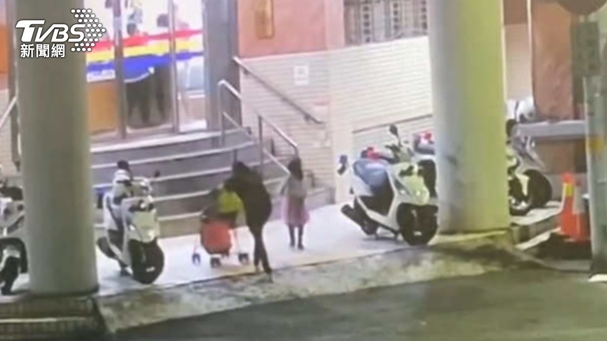 一家三口挨餓無助!夫拋棄 女獨帶1歲兒6歲女癱坐警所前