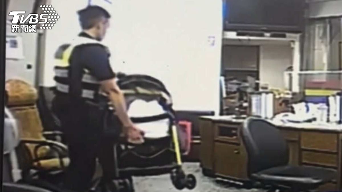 30歲媽帶子徒步回家,警見狀急救援。(竹市一分局提供)