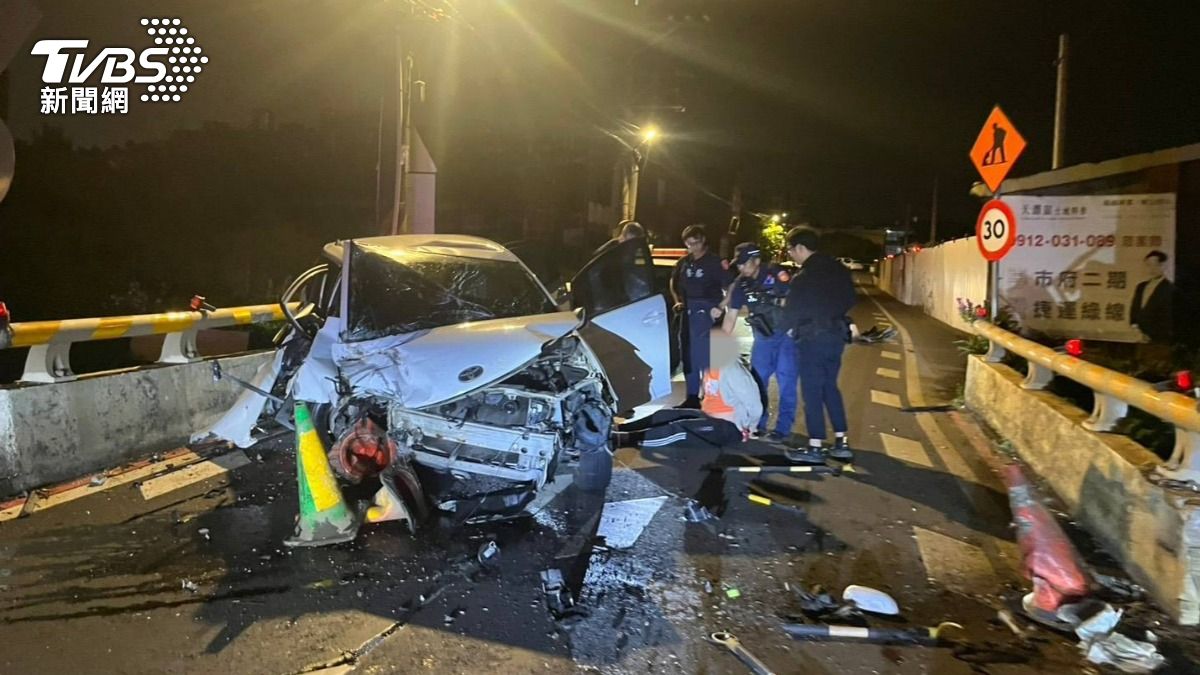 警匪追逐7公里!詐騙車手慘「自撞橋墩」 車頭全毀狼狽落網