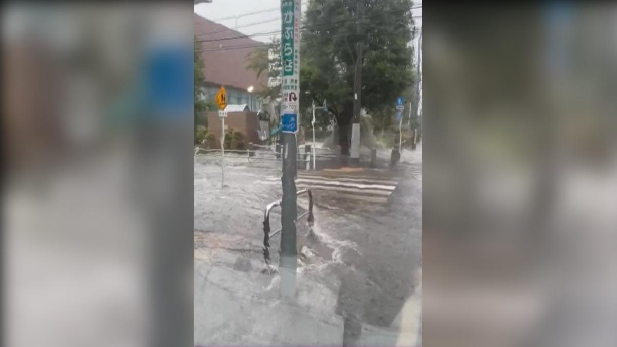 日本關東地區近期遭遇破紀錄豪雨。(圖/翻攝自X@l_xouo_takashi)