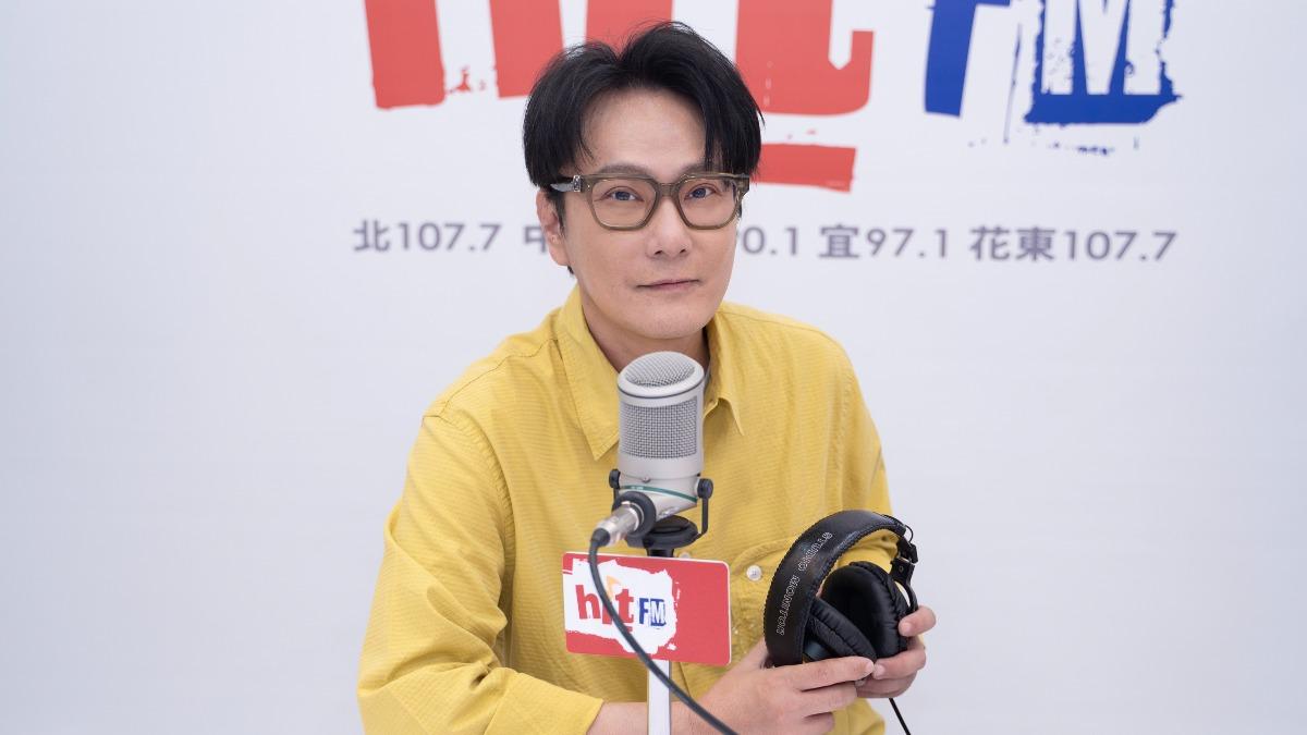 張信哲分享和理想混蛋主唱雞丁合作過程。(圖/Hit Fm聯播網提供)