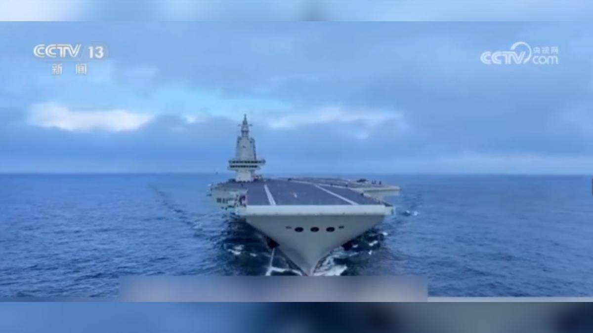 中國大陸第三艘航空母艦「福建艦」,首度穿越台灣海峽,前往南海展開科研試驗和訓練任務。(圖/大陸央視)