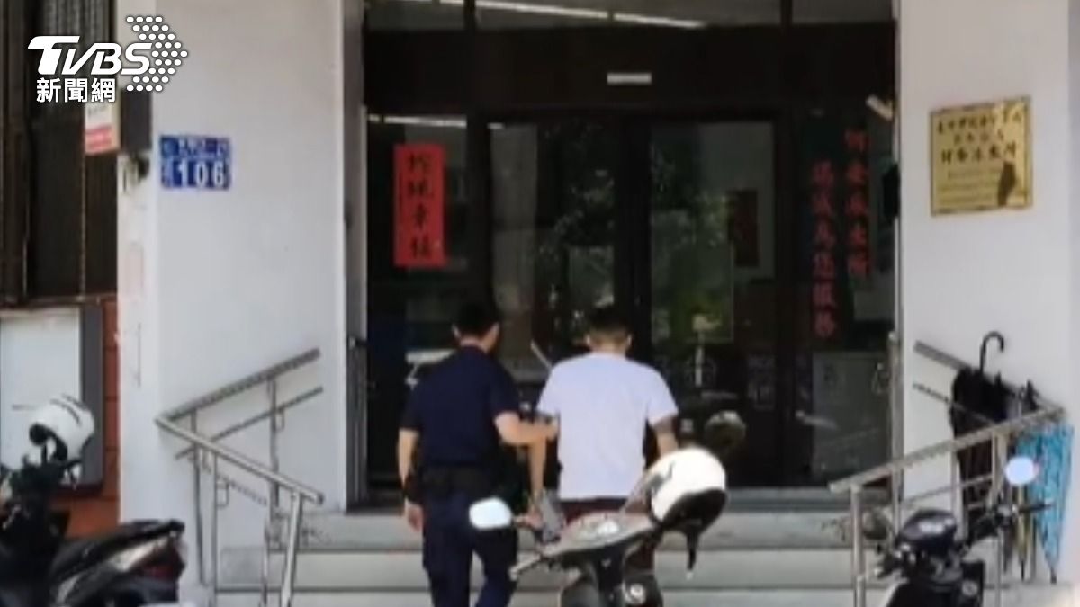 警方9月12日上午9時將鍾男拘提到案。（圖／TVBS）