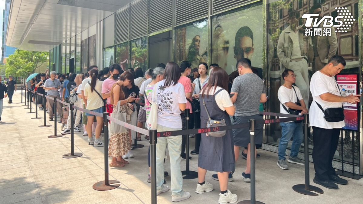 有民眾在上午7點就頂著太陽前往排隊。(圖/業者提供)