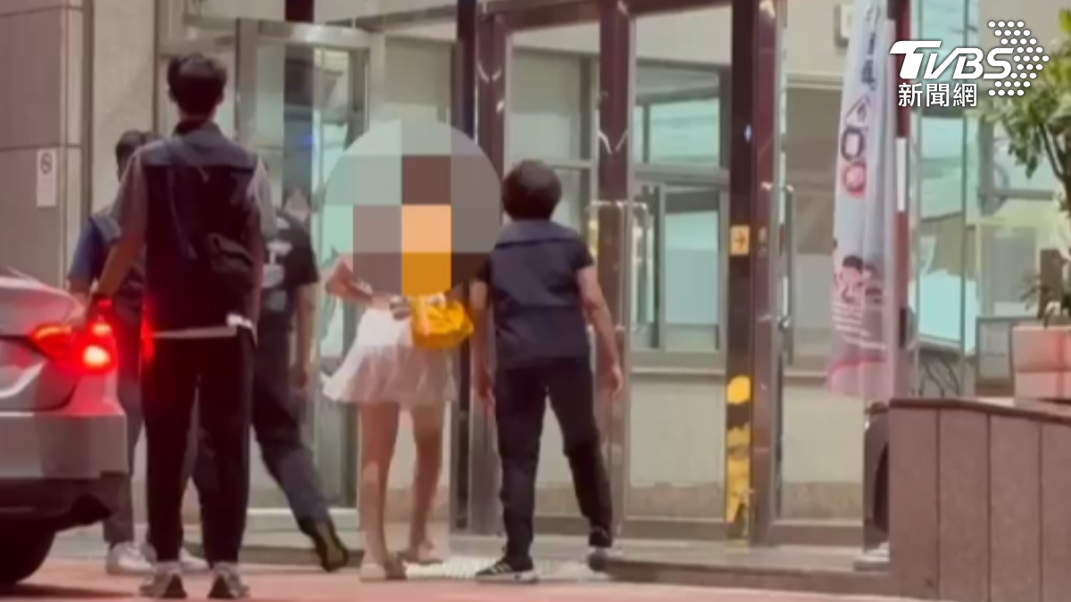 「台灣臀后」抵警局!高雄總圖下海拍謎片 清涼背影曝光