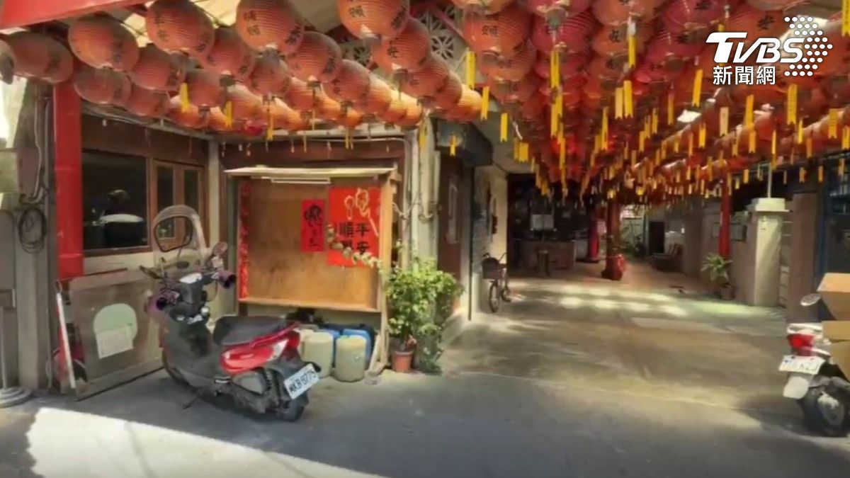 剉冰店隱身在土地公廟內。(圖/TVBS)