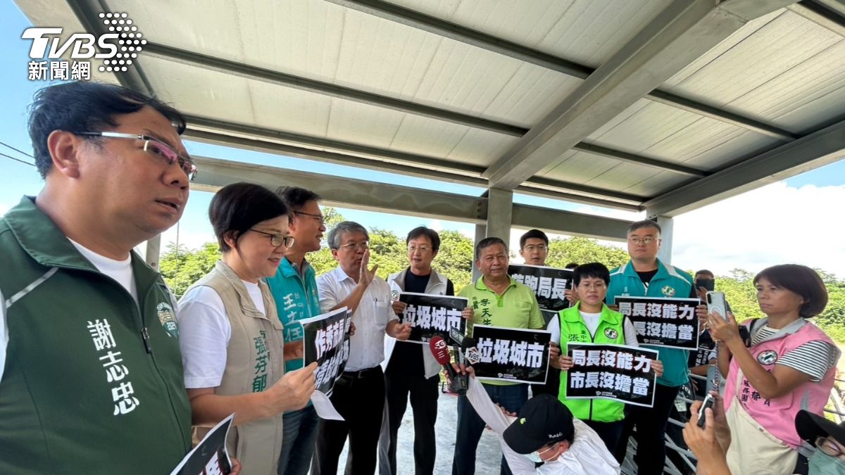 多名民進黨台中市議員質疑大里掩埋場問題，並將矛頭指向盧秀燕。（圖／TVBS）