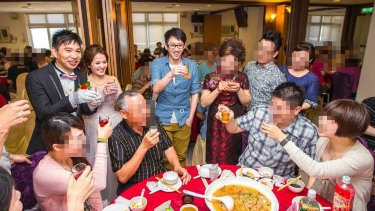 陳漢典曾參加表哥婚禮,跟著新人逐桌敬酒。(圖/陳漢典表哥提供)