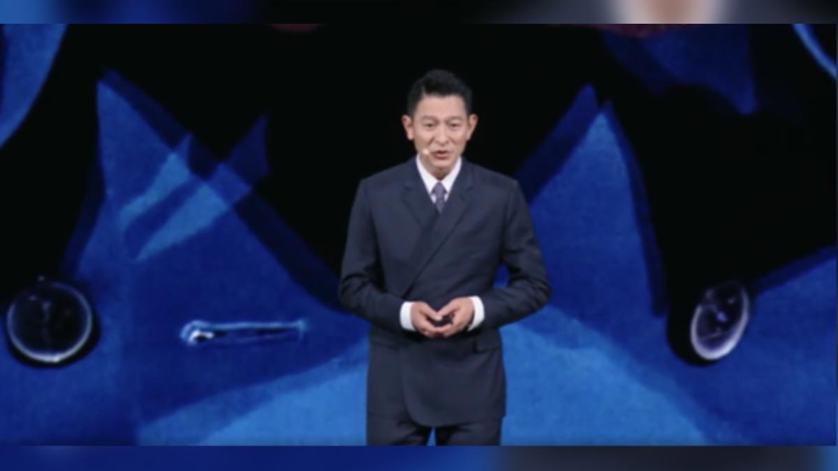 不讓 iPhone 17 專美於前，大陸科技巨頭華為搶在蘋果發表會前夕，推出新一代三摺疊手機，還請來港星劉德華親自站台。（圖／華為）