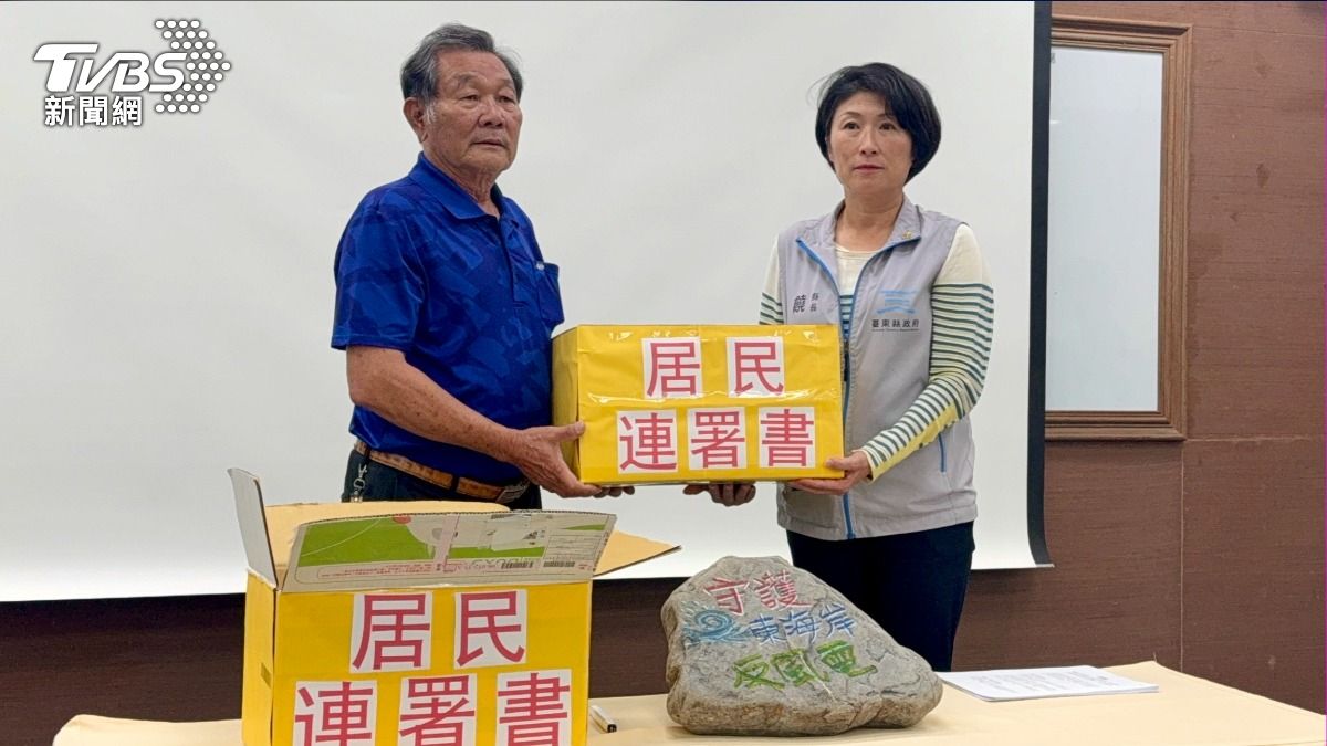 台東縣長饒慶鈴接受反風電自救會聯盟的連署書。(圖/TVBS)