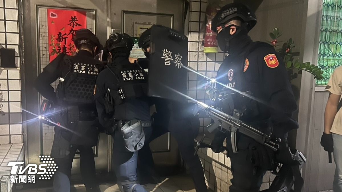 警方破門攻堅。(圖/TVBS)