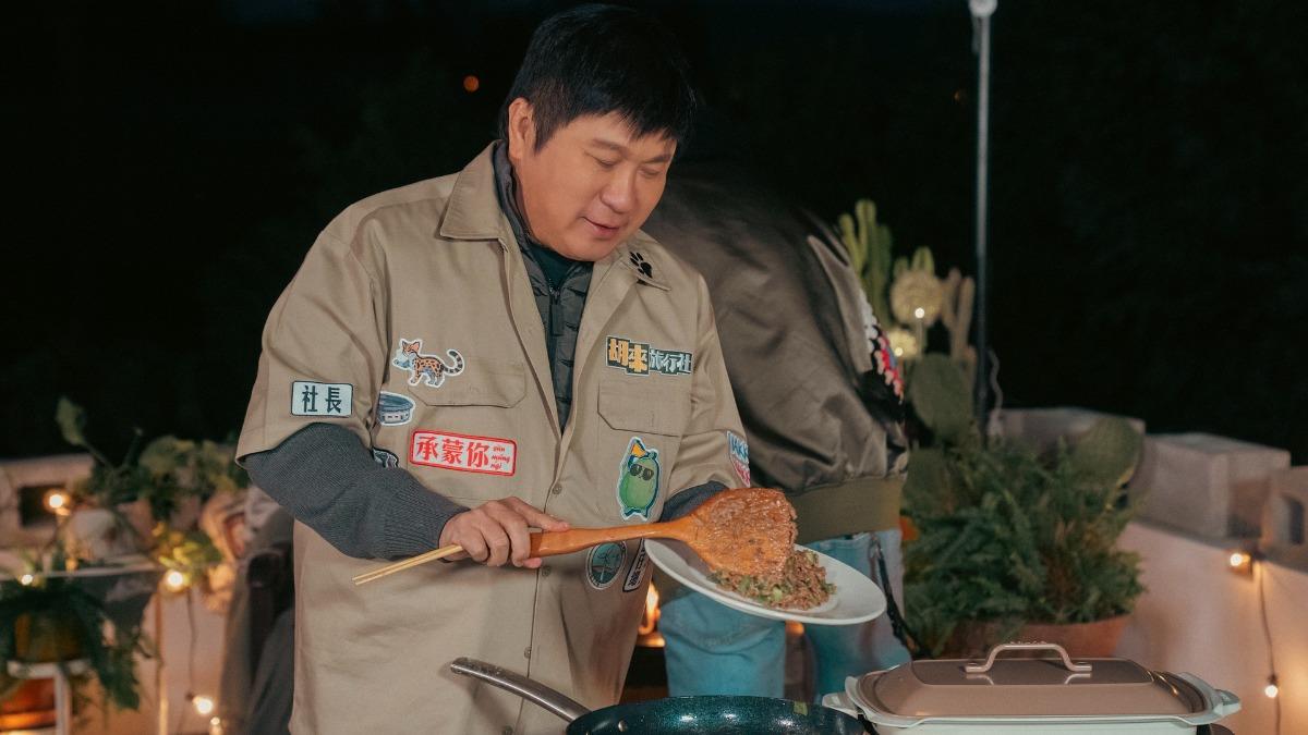 瓜哥做招牌料理「青椒炒肉絲」差點把廚房燒了。（圖／客家電視提供）