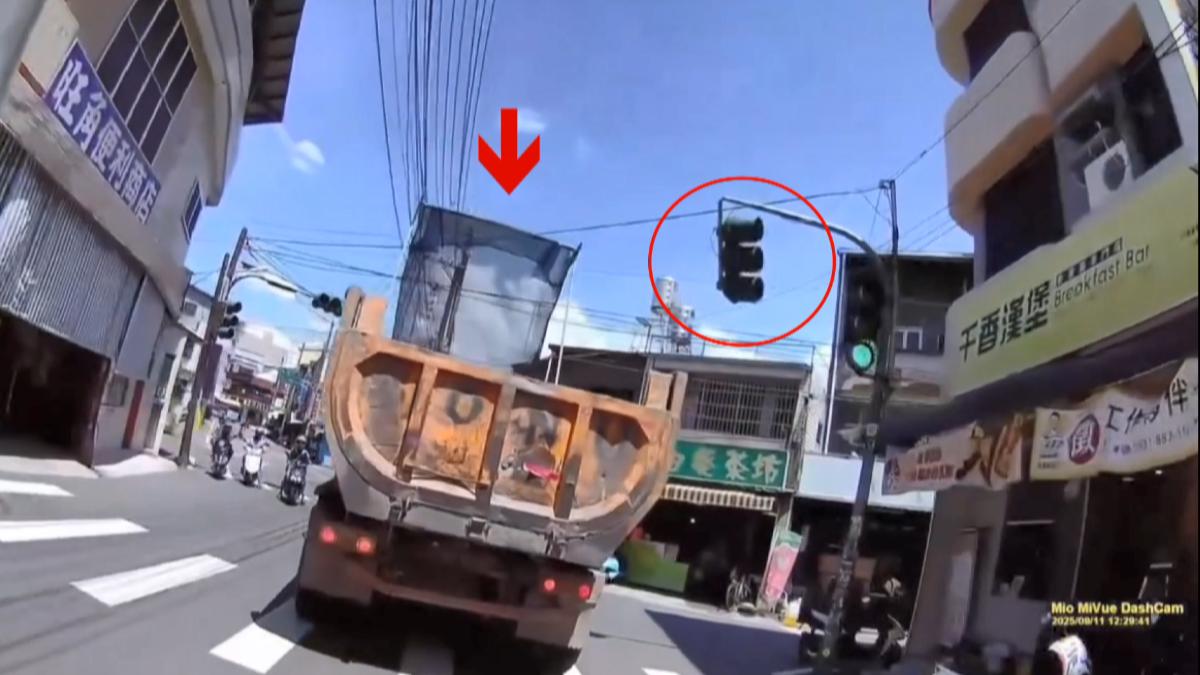 砂石車行經內埔鄉鬧區時，高聳的防塵網將三色號誌撞斷。（圖／翻攝Threads_zhibangxu）