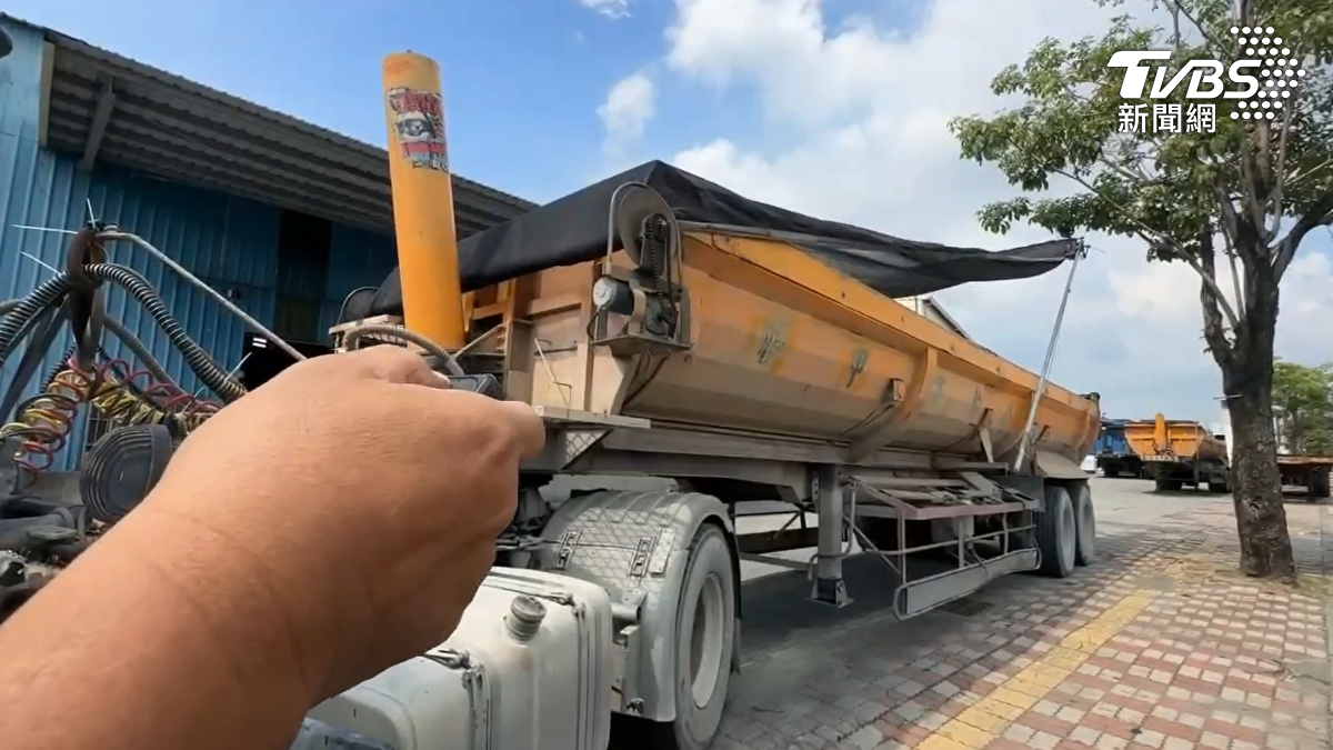 砂石車配有遙控器控制防塵網的升降，避免土石掉落。（圖／TVBS）