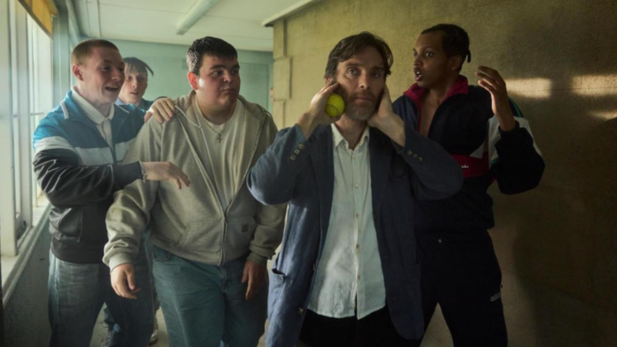 奧斯卡影帝席尼墨菲最新作品《史帝夫》蓄鬍化身校長。(圖/翻攝自NETFLIX)