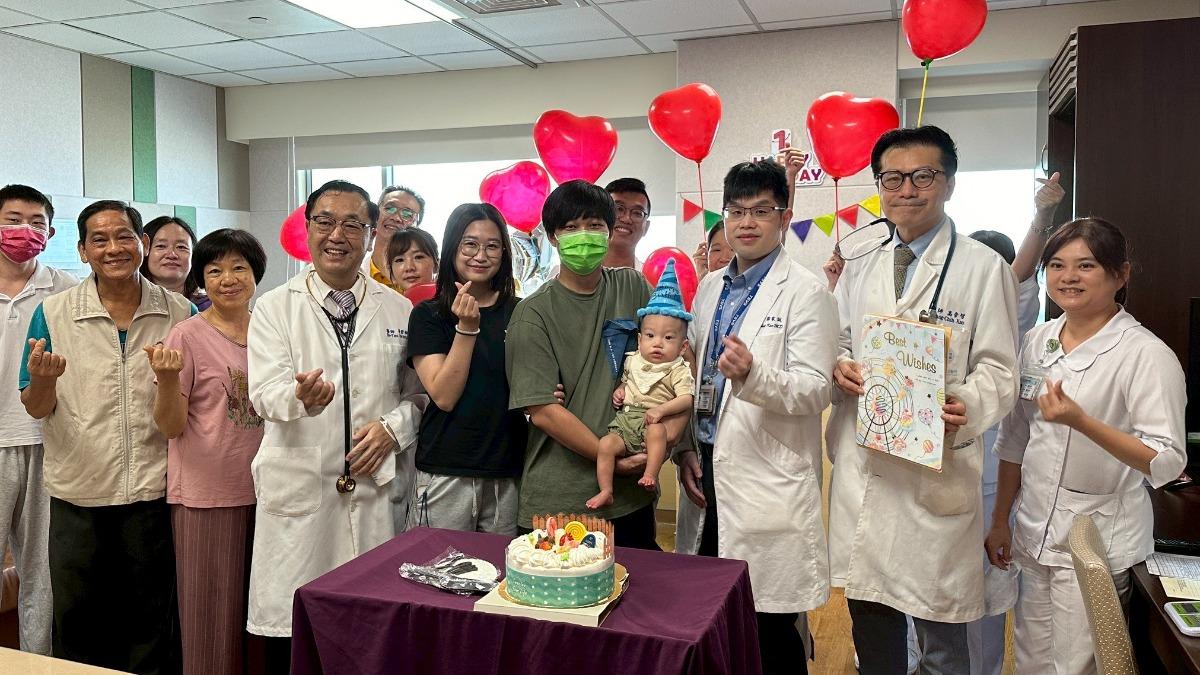 爸媽、親友也在9月3日李嬰1歲生日舉辦生日會,現場洋溢著笑聲與淚水。(圖/梧棲童綜合醫院提供)