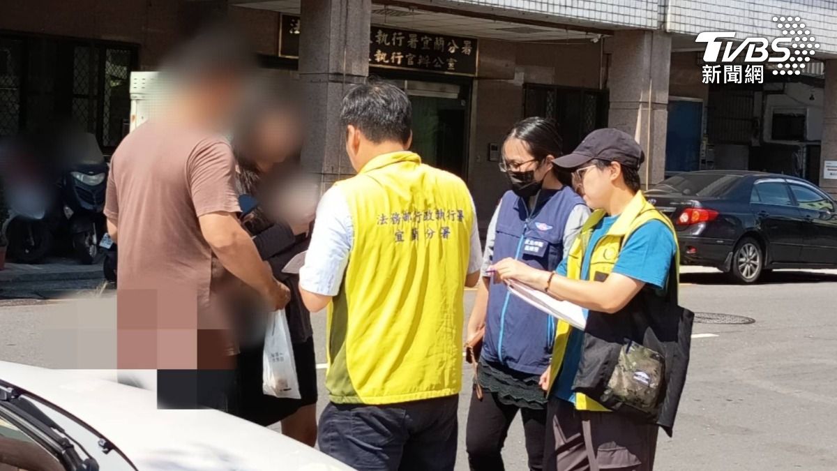駕駛買完早餐，發現借來的車竟然被查扣。（圖／TVBS）
