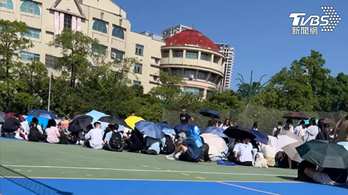 高雄新莊高中防災演練引發「雨傘風波」,源於學生誤傳撐傘會被記過的消息。(圖/TVBS)
