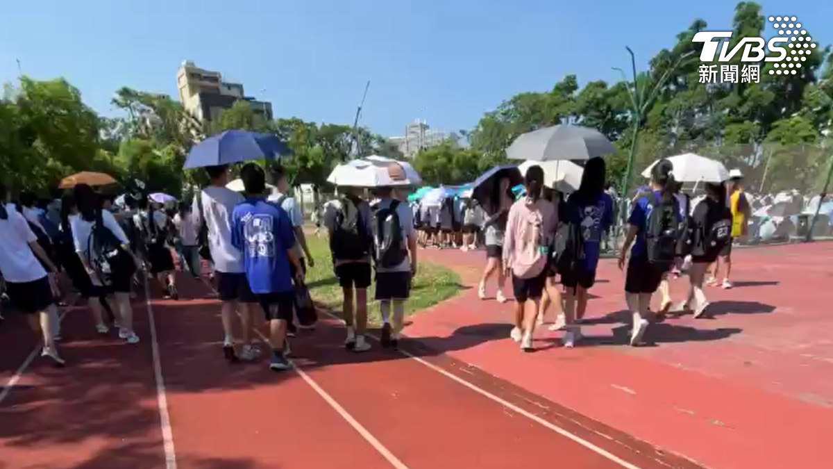 校方的本意是提醒學生在疏散過程中不要撐傘以免發生危險,但這項提醒被誤解。(圖/TVBS)