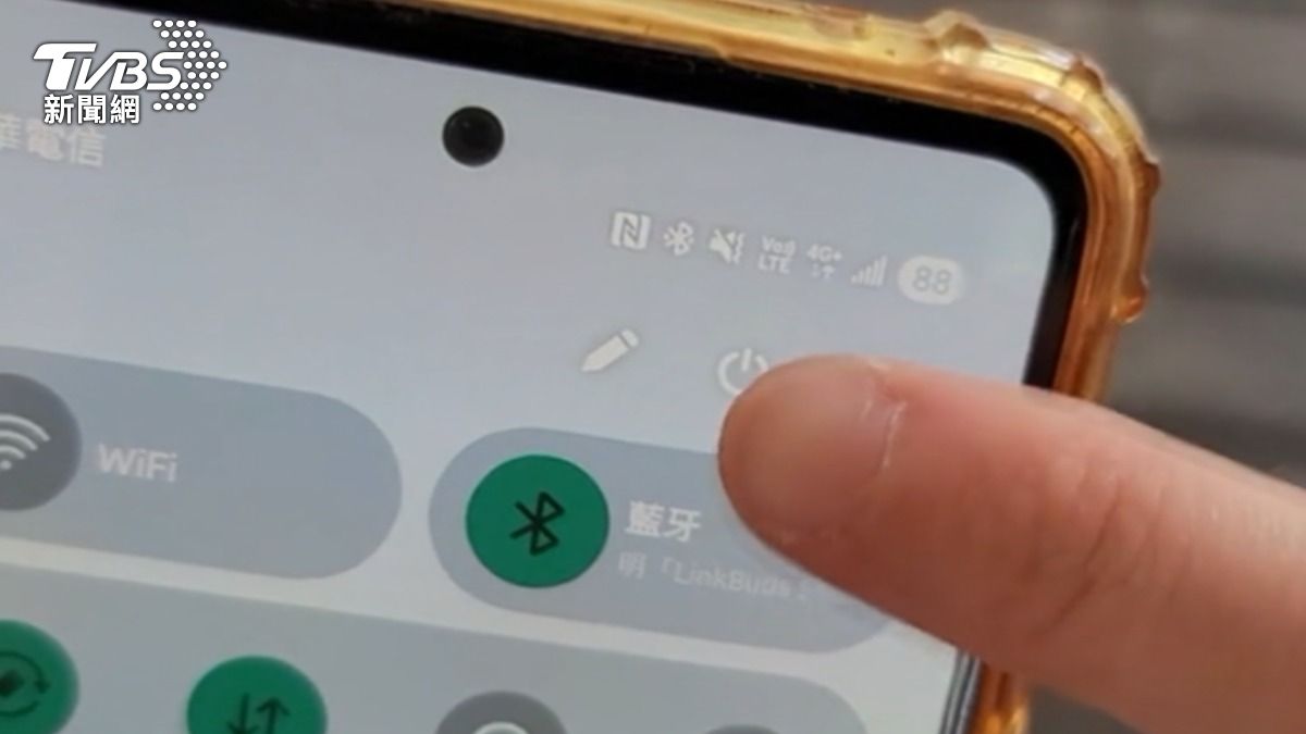 有6成以上民眾直言平常滑手機「4G就夠」。（圖／TVBS）