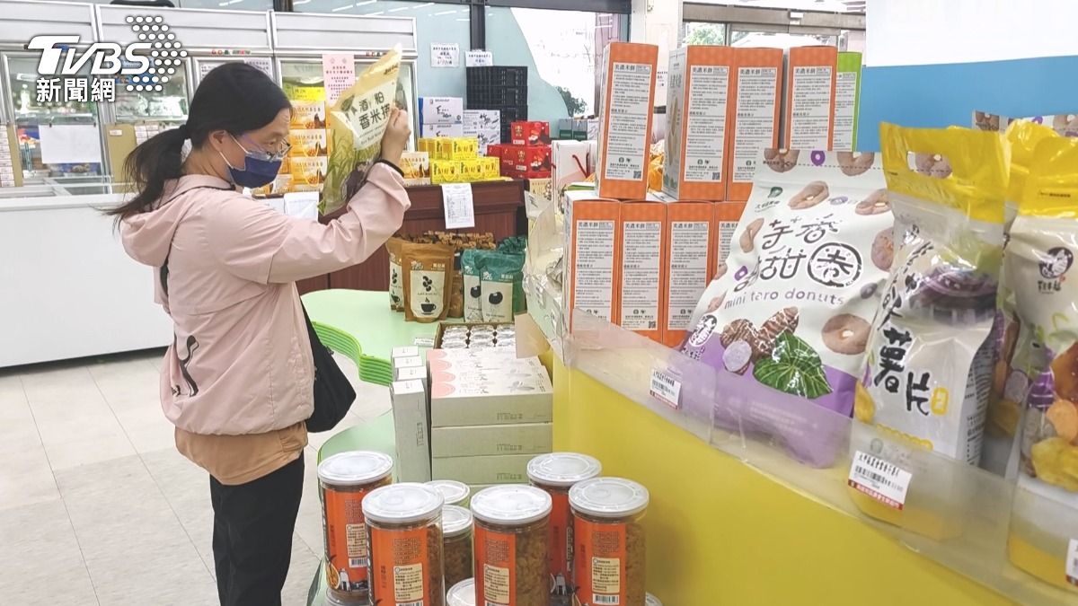 農會超市販售各地農特產品來吸引顧客。（圖／TVBS）