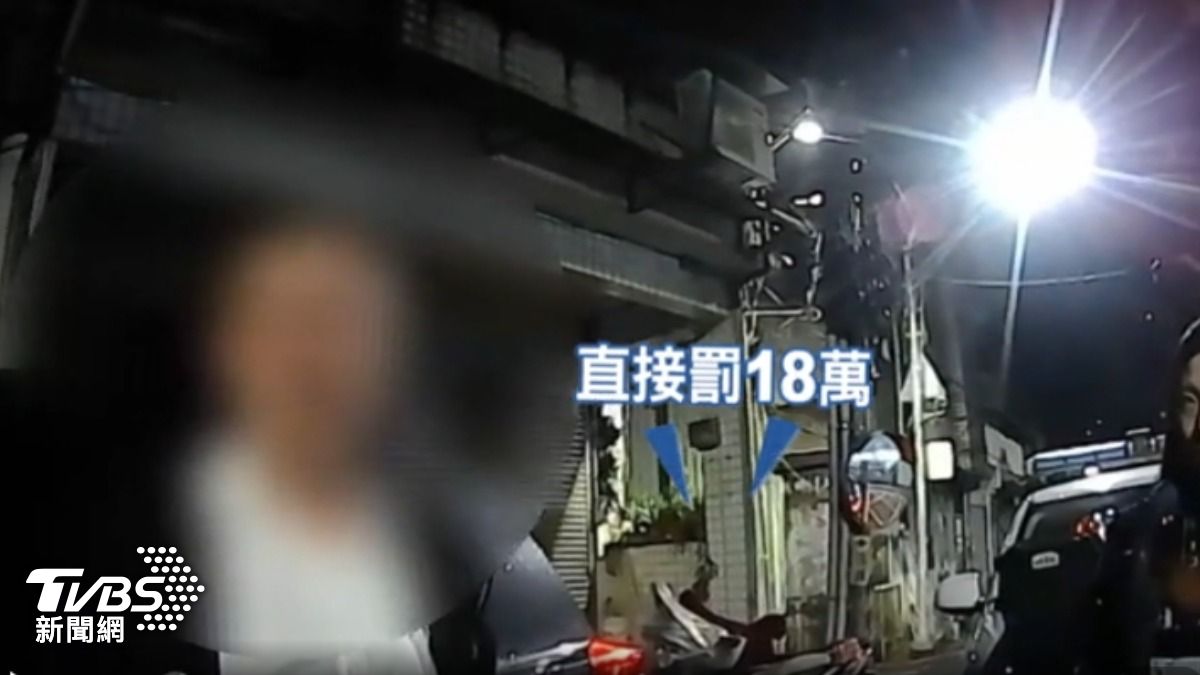 男子酒後在車上睡覺,遭到警方攔查,卻拒測。(圖/TVBS)