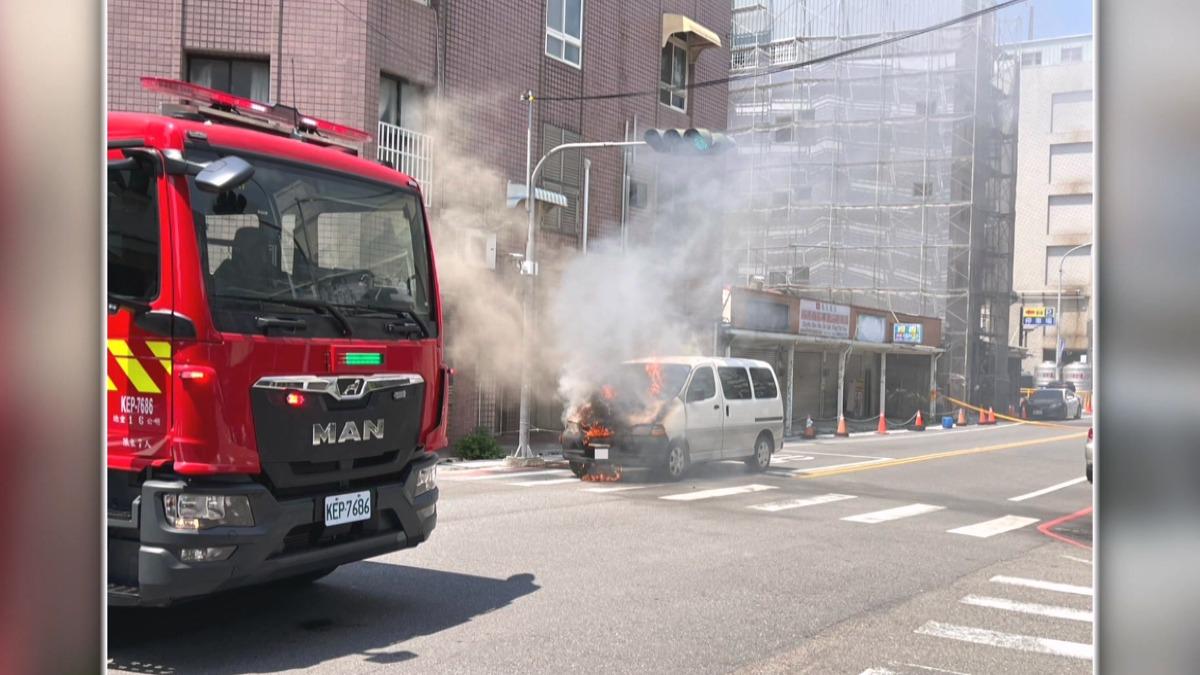 載滿移工的廂型車突燃燒!濃煙不斷竄出。(圖/民眾提供)