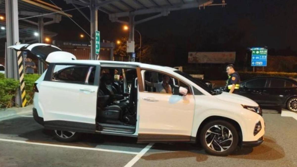 對峙2小時!警方將她從拖吊車帶下並強制送醫。(圖/民眾提供)