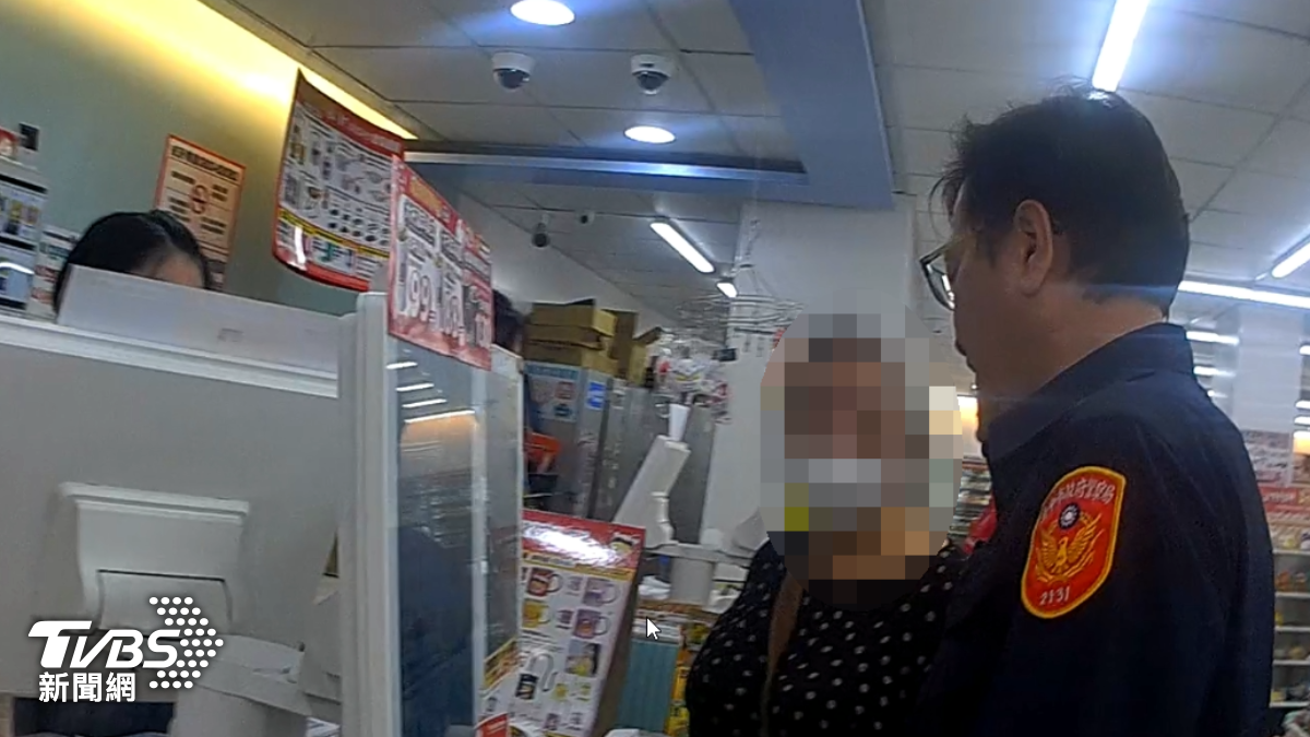 胡婦要救認識的澳門男網友,跑到超商買遊戲點數。(圖/TVBS)