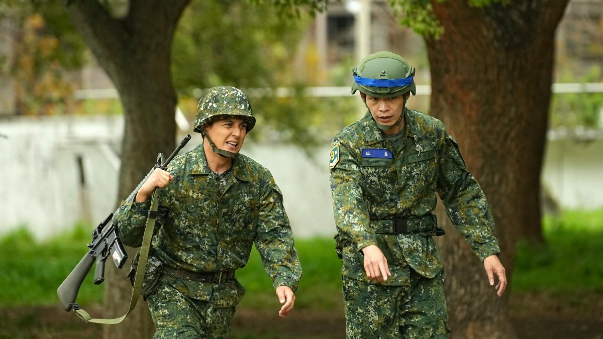 曾子余(左)體力耗竭,黃鐙輝十分關心。(圖/台視提供)