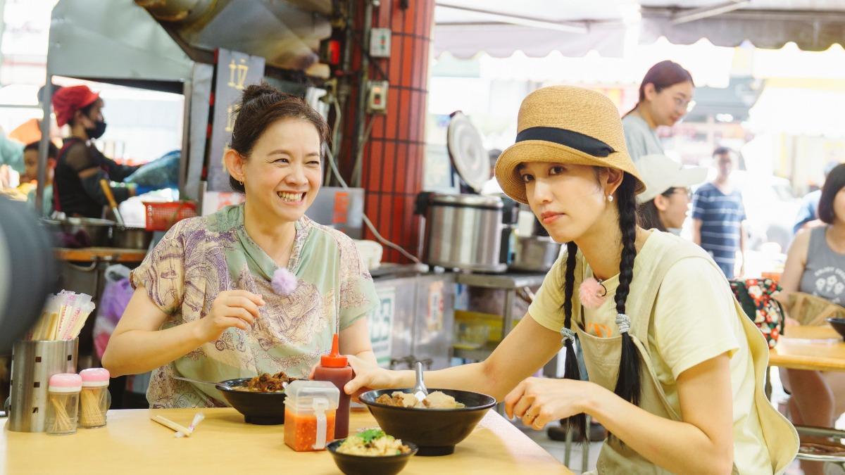 陳庭妮帶曾寶儀吃道地美食。（圖／台灣大哥大MyVideo、三立提供）