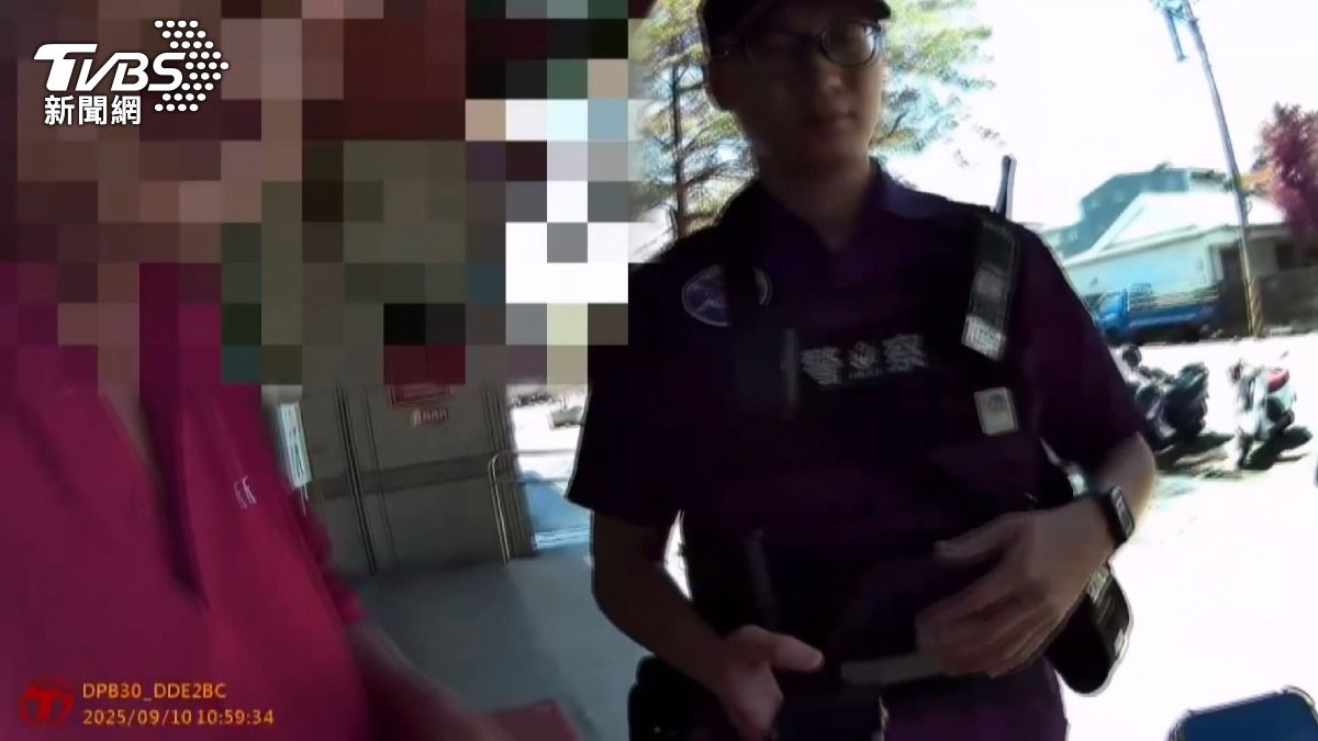 警勸阻過程中,老翁仍相信詐騙集團能退款。(圖/TVBS)