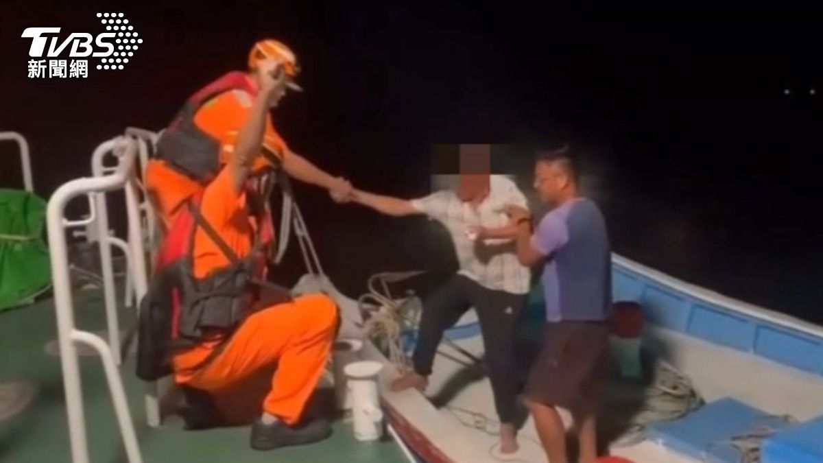 海巡人員獲報船長斷指,連忙出海救援,並交接給救護人員送醫治療。(圖/TVBS)