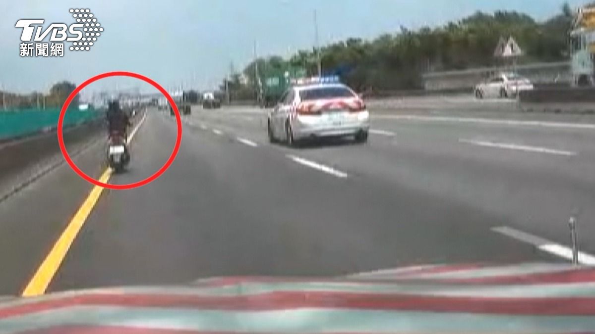 心情差竟騎上國道,女子蛇行狂飆19公里,出動三警車緊急攔截。(圖/TVBS)