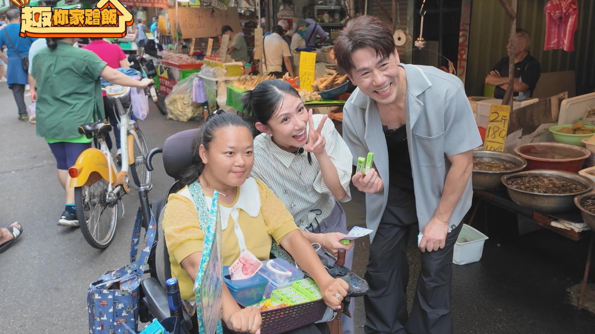 李千娜在市場巧遇鐵粉,羅時豐一起入鏡合照。(圖/大牛比較攬提供)