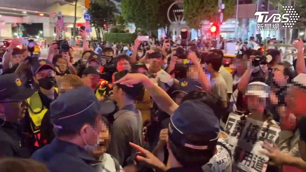 民眾朝員警嘶吼。（圖／TVBS）