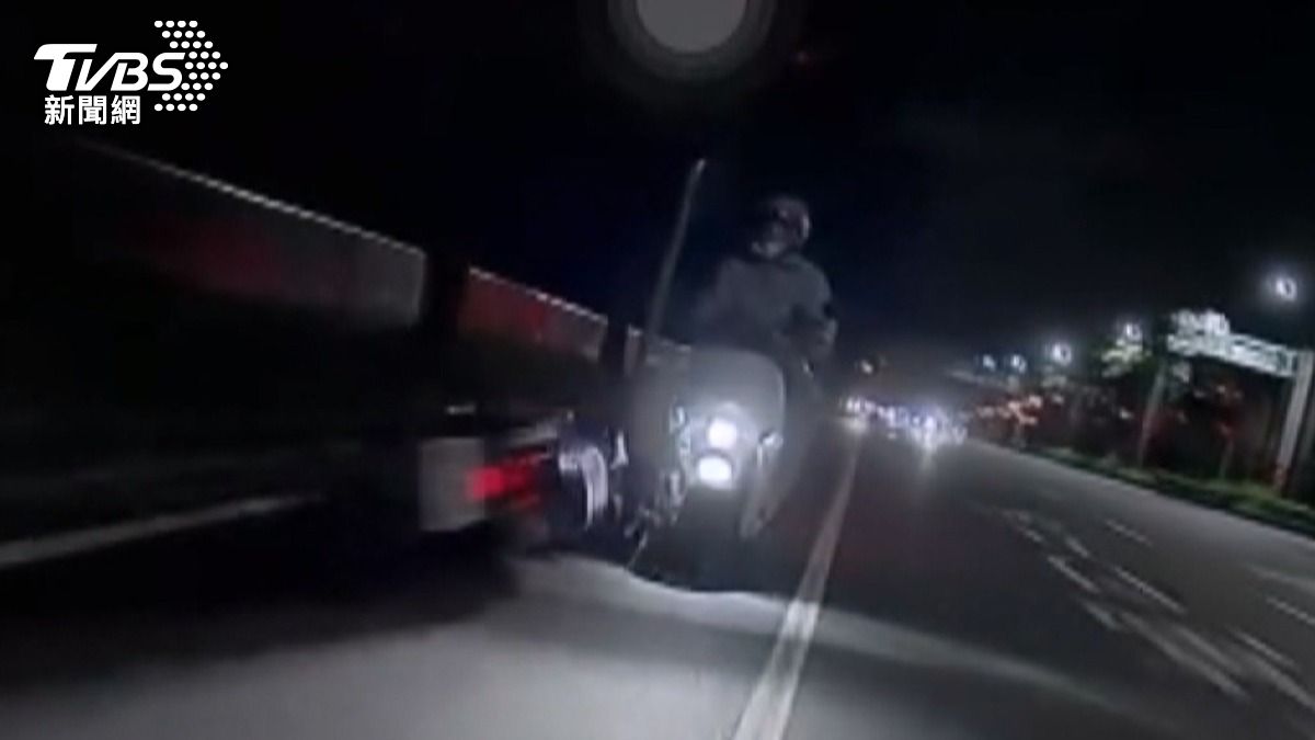 女離奇路倒亡!她撞車自摔,夫苦求路過畫面,關鍵13秒找到了。(圖/TVBS)
