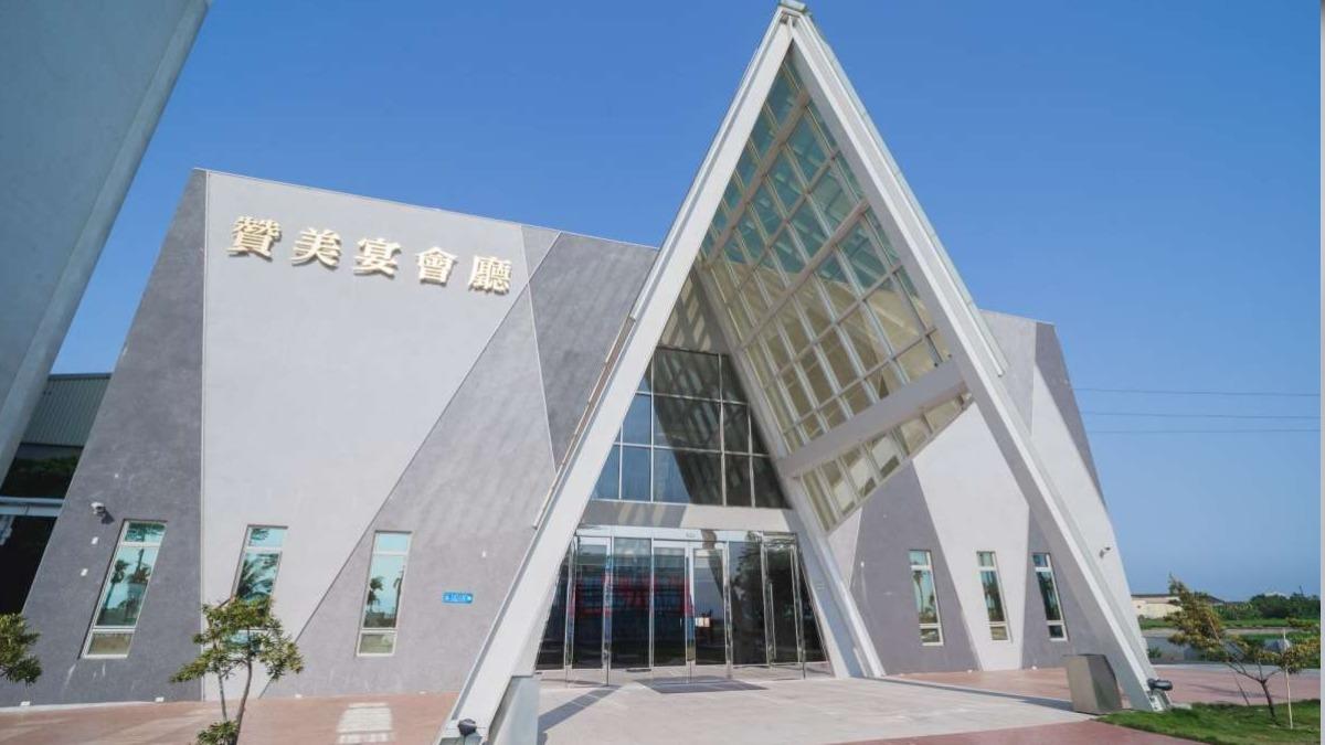 陽光灑落在玻璃教堂上顯得相當浪漫。(圖/南科贊美酒店提供)