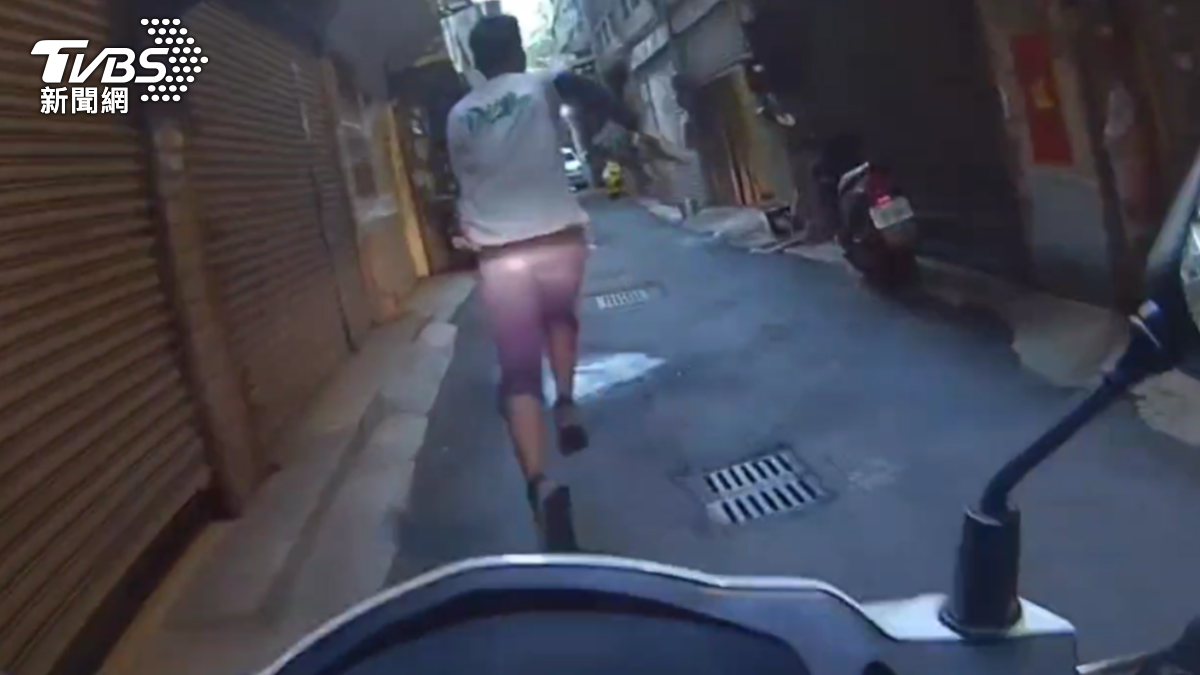 越南籍失聯移工見警心虛落跑，最後跌倒遭壓制。（圖／TVBS）