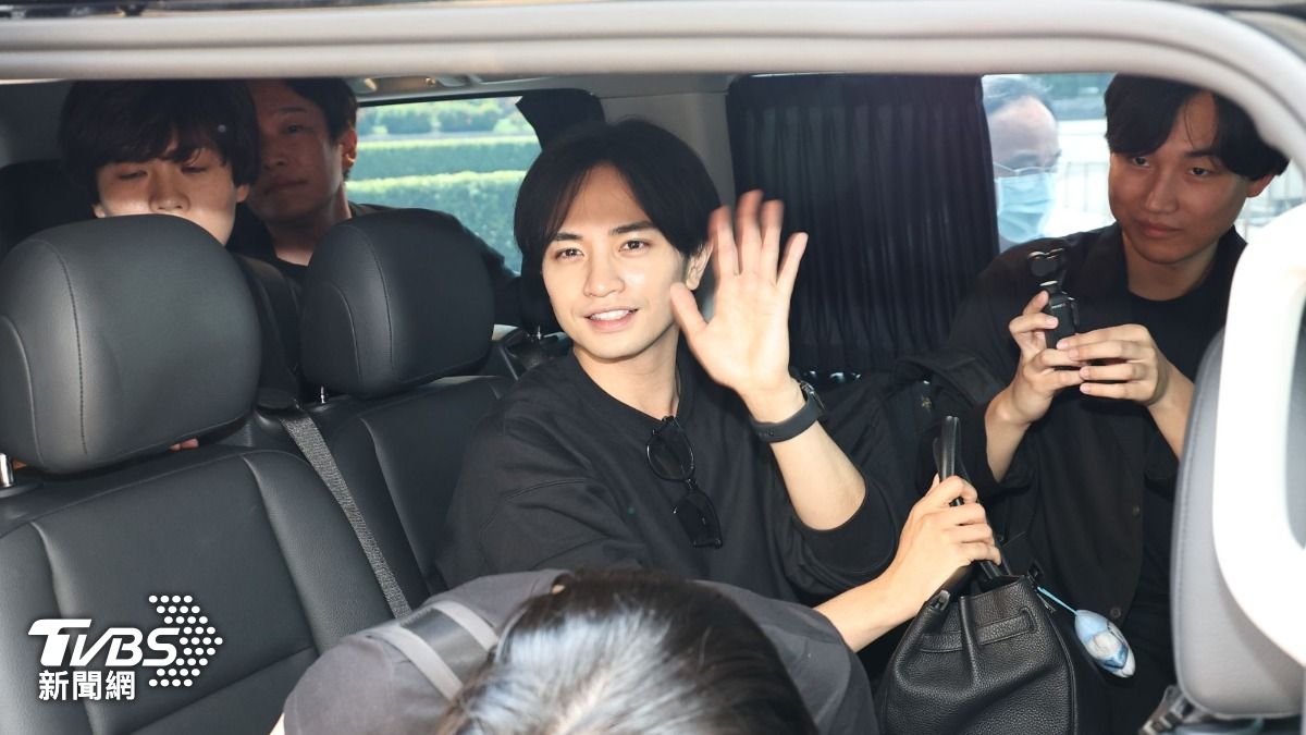 上車後中島健人仍跟媒體打招呼。(圖/張哲鳴攝)