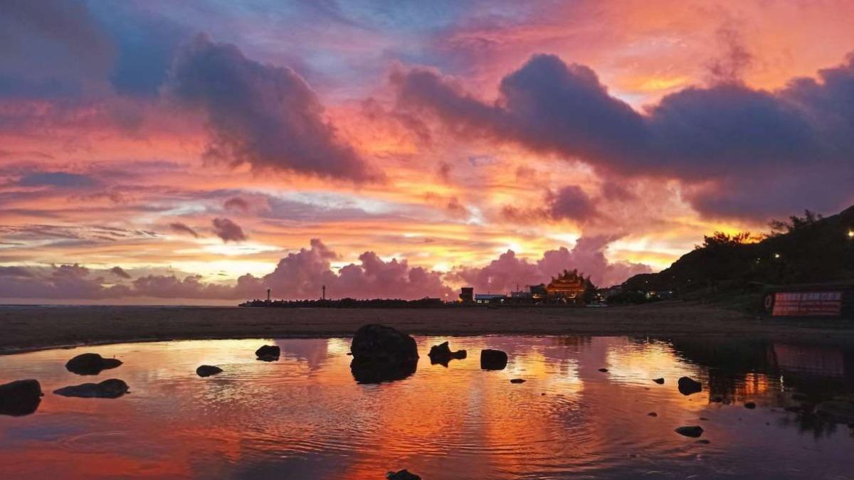 在福容貝悅外的沙灘散步更是能欣賞到夕陽。(圖/福容大飯店-福隆貝悅林提供)