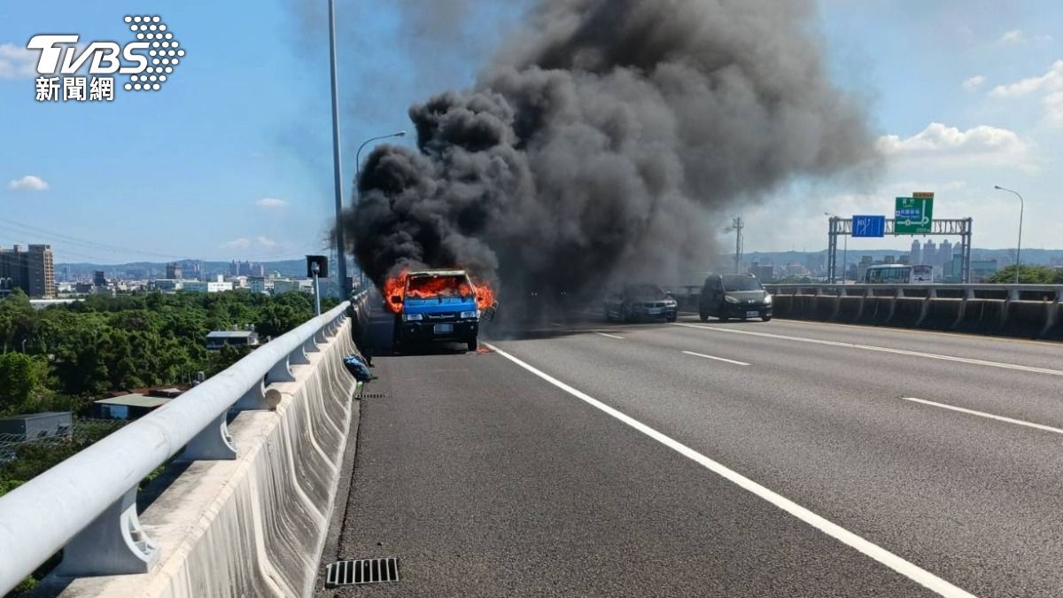 快訊/國1高架桃園段火燒車 貨車後斗枯葉起火濃煙竄天