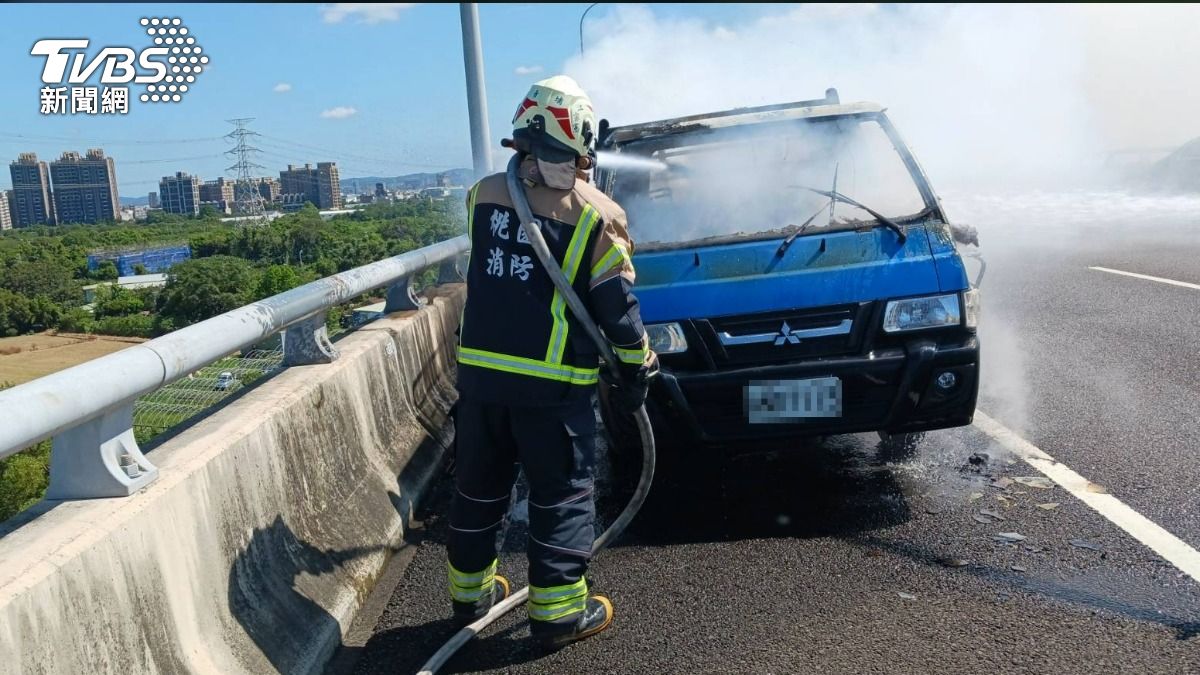 消防人員立即撲滅車輛火勢。(圖/TVBS)