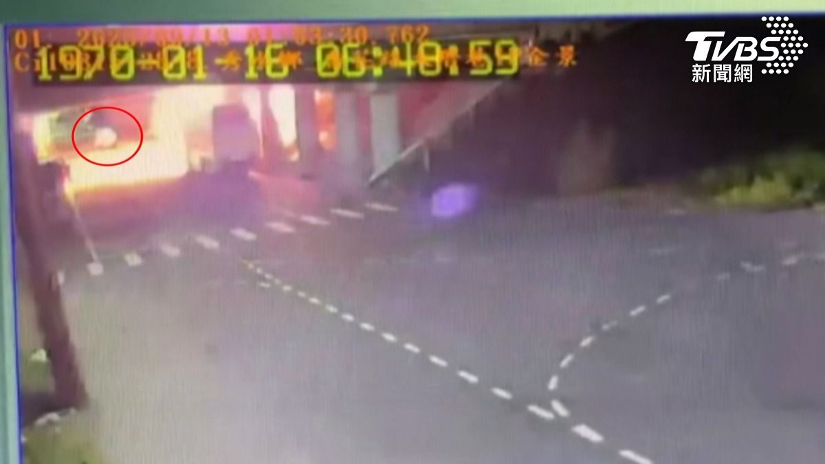 驚險！國道聯結車自撞後油箱墜落村莊起火，巡邏警車僅差幾秒鐘避過。(圖／TVBS)