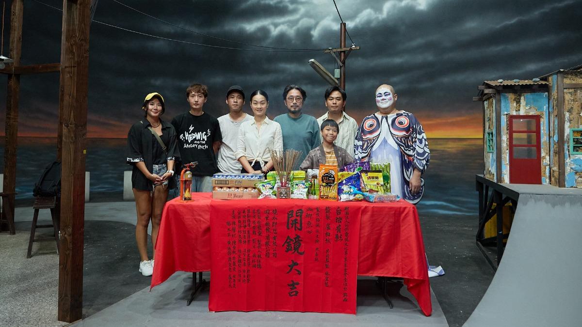 《鯽魚》日前殺青,左起製作人林佳儒、蕭東意、黃迪揚、陳雪甄、導演張哲龍、陳馨妃、楊大正、吳宗恩。(圖/公視台語台提供)