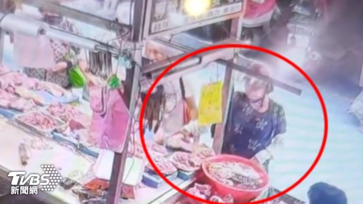 越偷越大塊！控婦闖市場專挑Q軟豬胛心，手抓肉藏機車。（圖／TVBS）